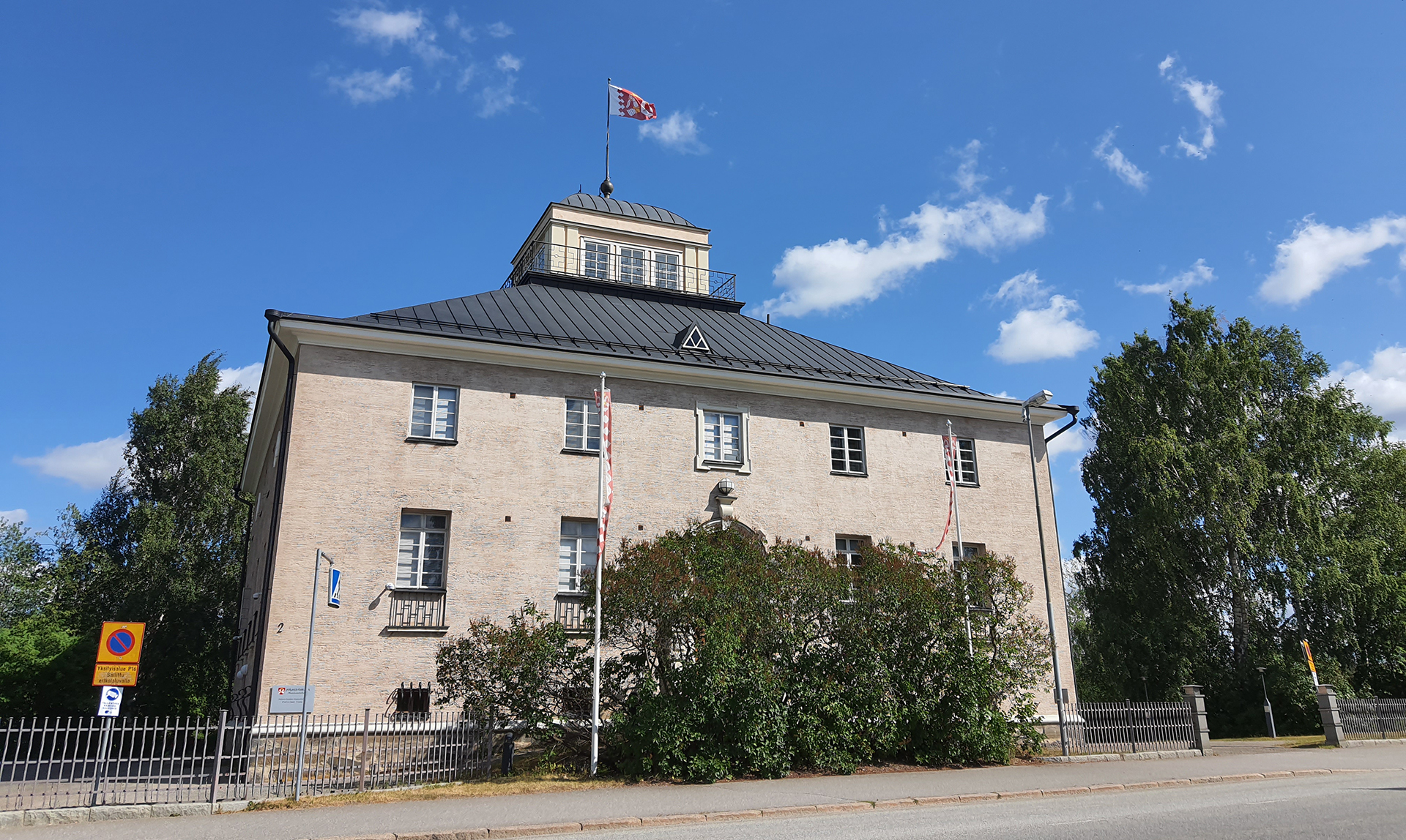 Maakuntaliiton toimisto eli Pielisjoen linnan kauniissa alkukesän auringossa kuvattuna.