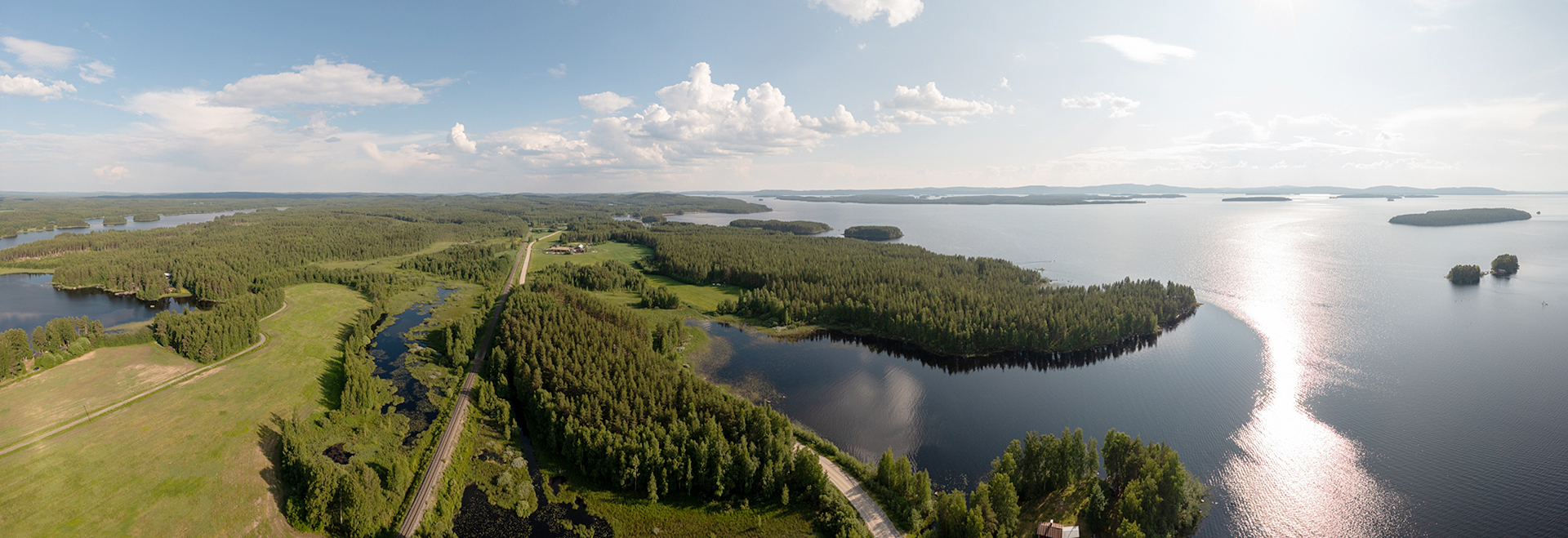 Ilmakuva arvokkaasta maisema-alueesta Lieksan Vuonislahdessa. Pelto- ja järvimaisemaa.