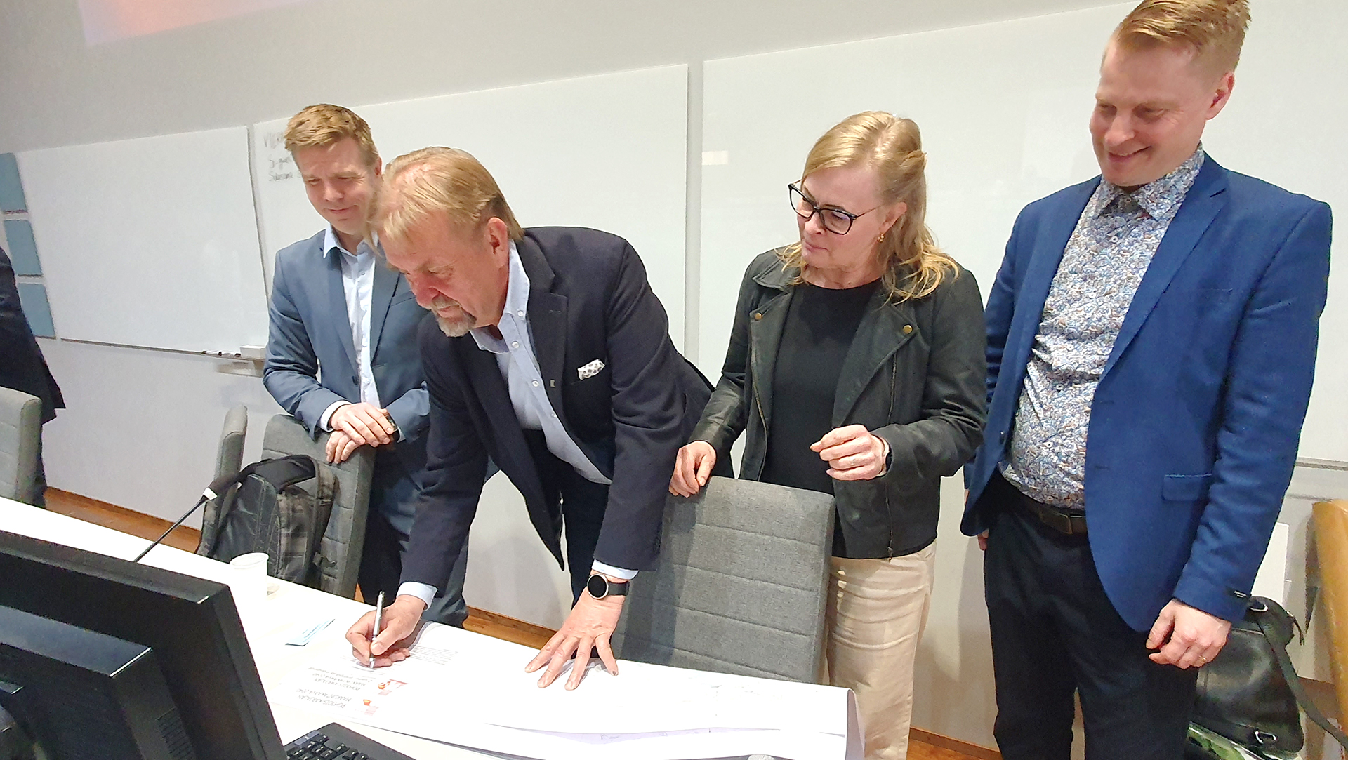 Maakuntakaavan allekirjoitushetki maakuntavaltuustossa. Puheenjohtaja Seppo Eskelinen kirjoitusvuorossa. Vierellä maakuntahallituksen puheenjohtaja Hanna Räsänen, maakuntajohtaja Markus Hirvonen ja suunittelujohtaja Pasi Pitkänen.