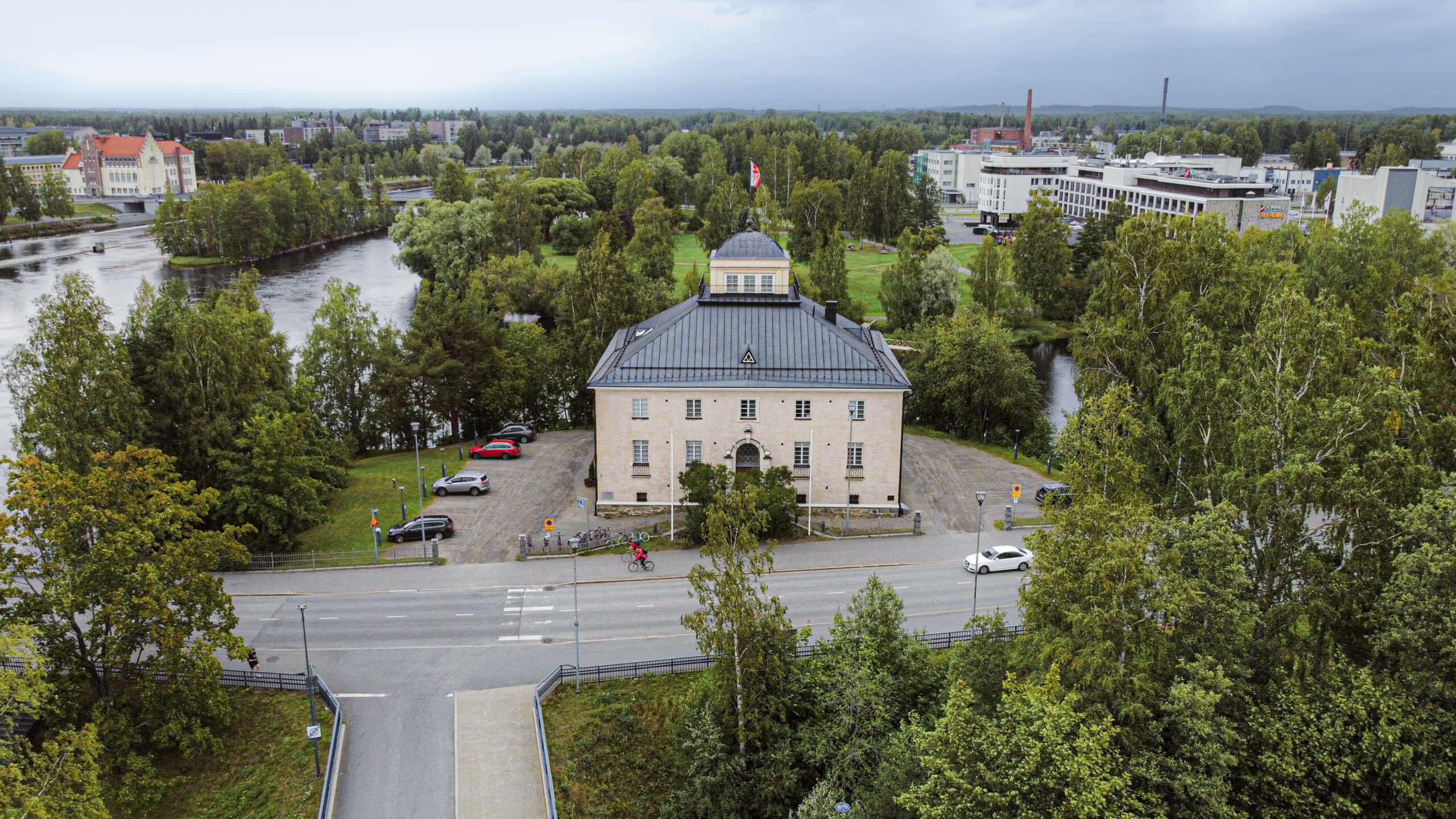Alueke­hi­tys­joh­tajan virkaan haki 21 henkilöä