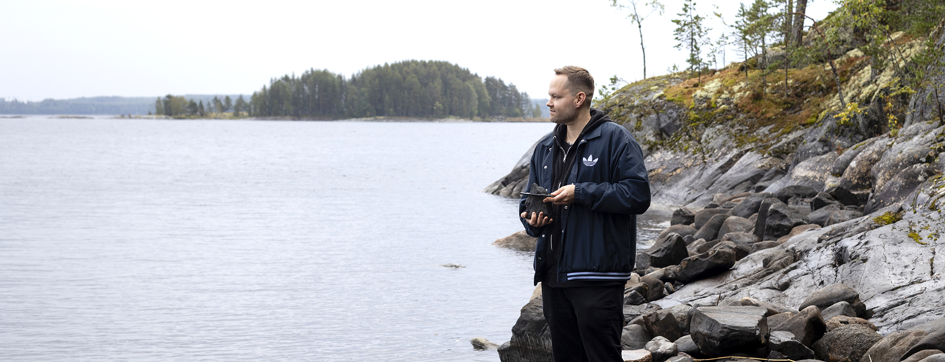 Ville Lehvonen Rääkkylän saaristomaisemissa. Kuva Jussi Ronkainen.