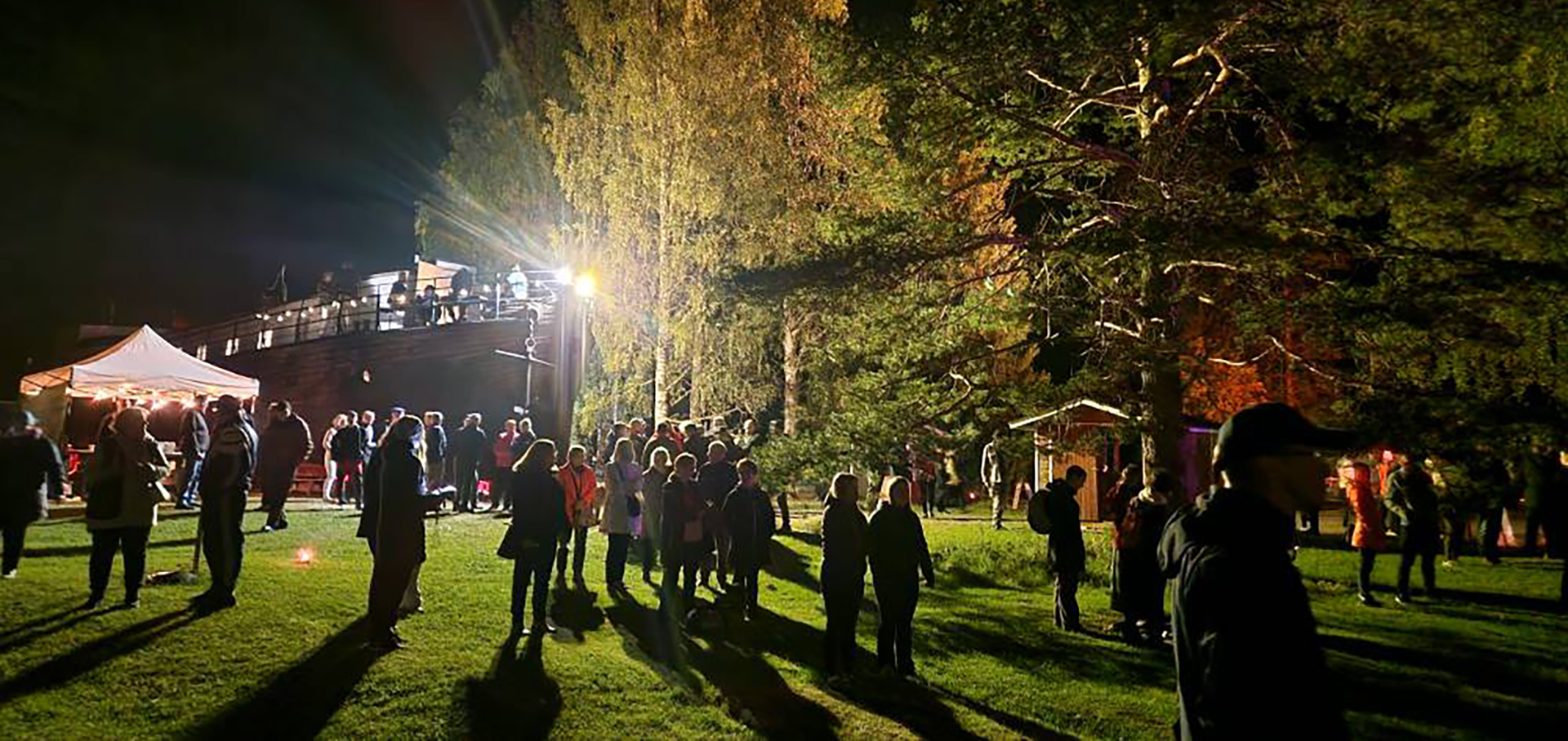 Yleisöä Valon yö Möhkössä -tapahtumassa.