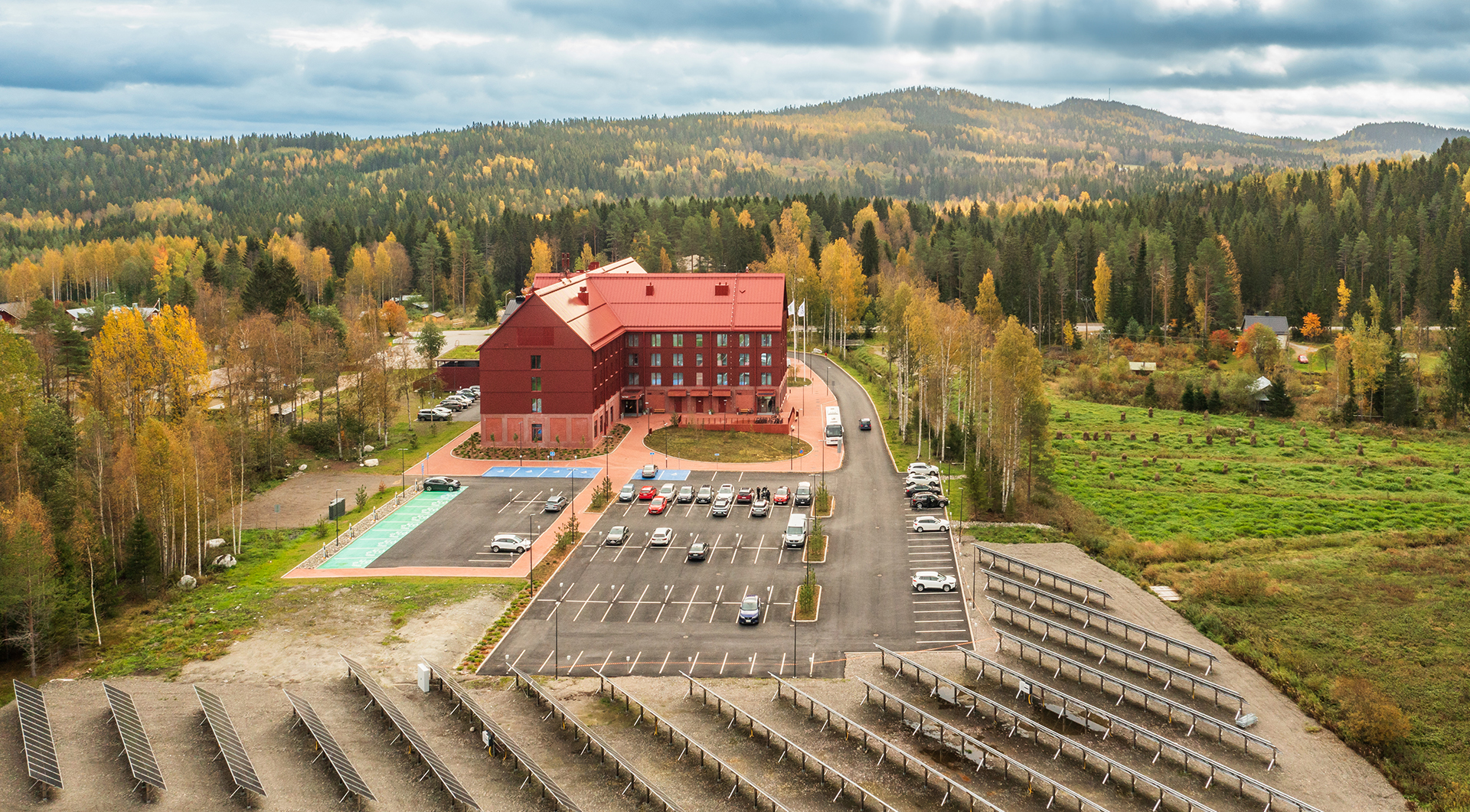 Ilmakuva Kolin kylän hotellista, jonka pihalla mm. aurinkovoimala.